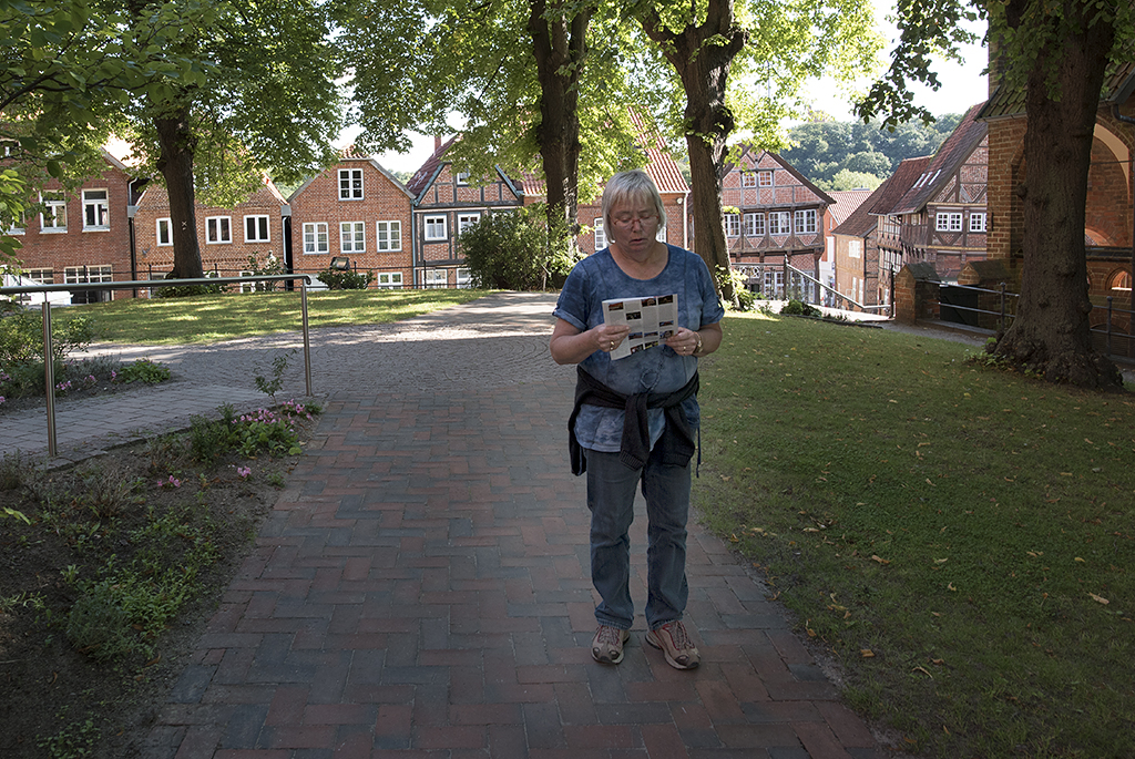 Schleswig Holstein Ostsee 09_2015 KA7_3775 als Smartobjekt-1 Kopie.jpg - Während ich ständig mit Fotografieren beschäftigt bin studiert Anke den Ortsplan 